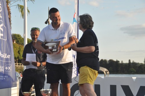 Entraineur de Martinique recevant le prix de la classe