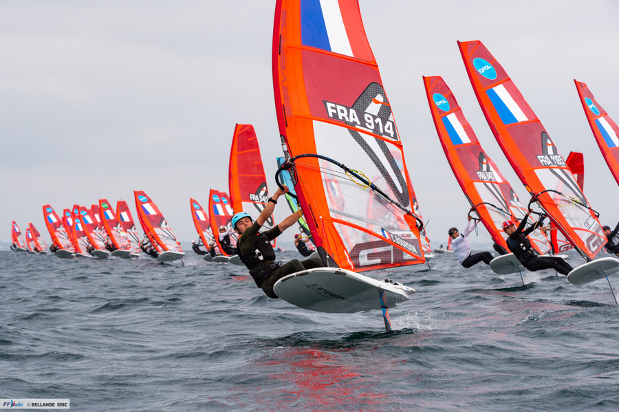 Windsurfeurs en course lors du Championnat de France Jeunes