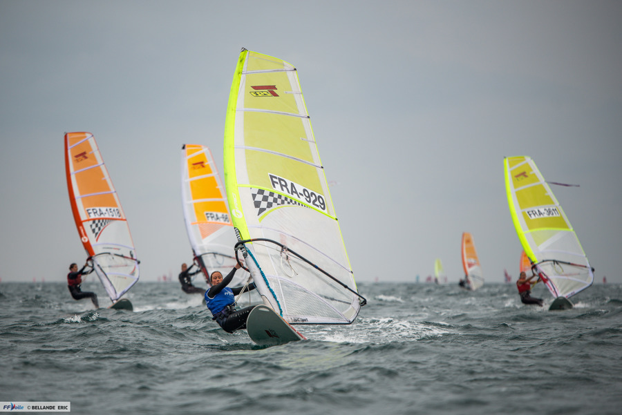 La flotte windsurf sur le plan d'eau