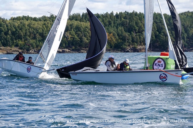 deux RS Venture passant une bouée sous le vent